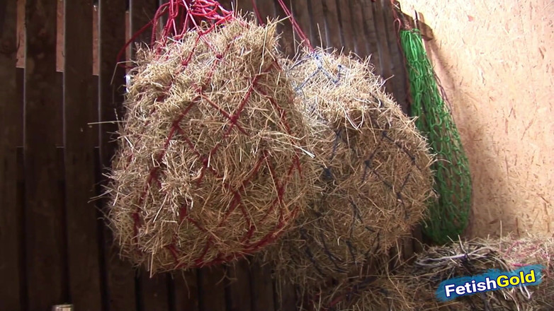 Old Bangs Young: Dvě prsaté brunetky jsou hluboce bušeny starším chlapem ve stodole
