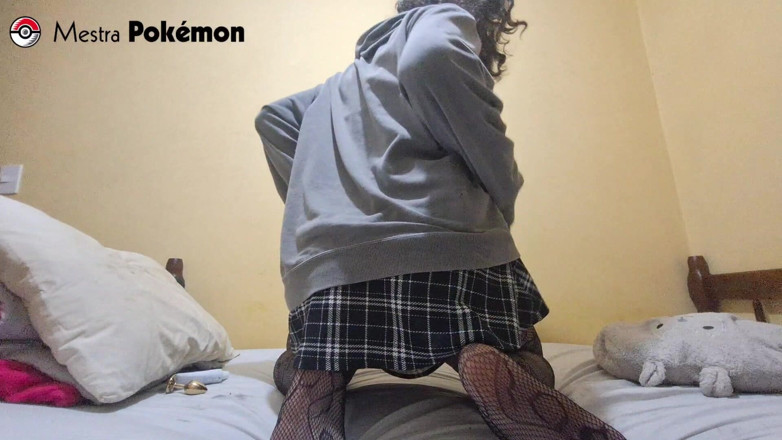 Mestra Pokemon: Gorąca młoda trans dziewczyna, która wkłada korek i masturbuje się...