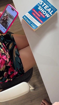 Gozando em todos os peitões naturais da nova ruiva gostosa e sexy secretária enquanto ela está ignorando e ficando entediada