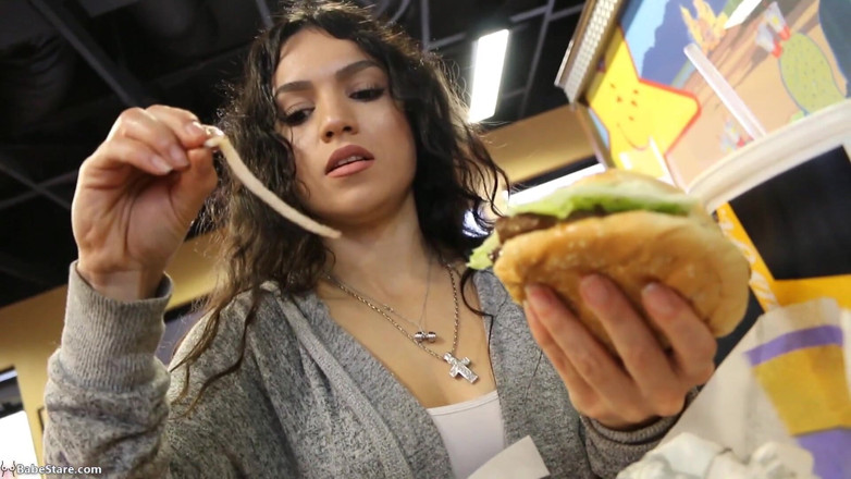 Babe Stare: O întâlnire sexy în Burger cu Tia!