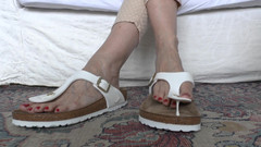 Lady Victoria Valente: Bílé toe pantofle a sexy červené nehty, foot fetiš lady victoria...