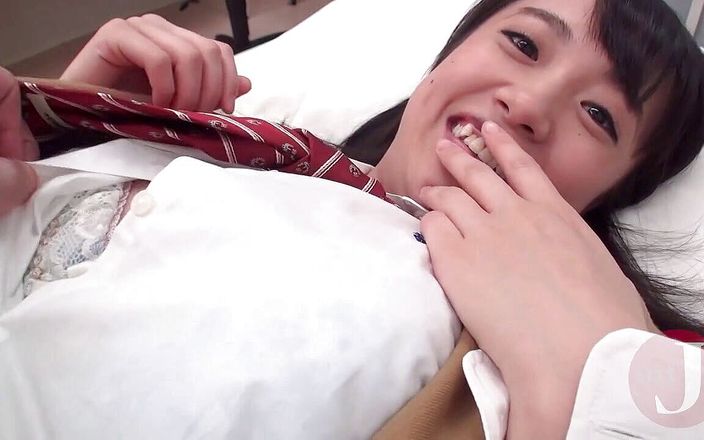 Asian happy ending: Une adolescente asiatique poilue chevauche la bite de son copain