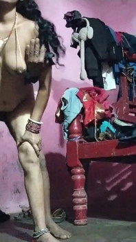 Une bhabhi desi du village se fait baiser à poil en canot et suce une bite par la bouche et en la rendant sexy