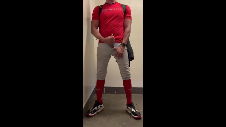 JockDad87: Baseball Dilf Jockdad87 Își Lasă Penisul În Viteză