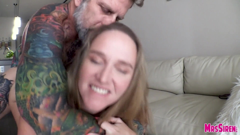 Siren XXX Studios: Tatuada garanhão fode esposa gordinha