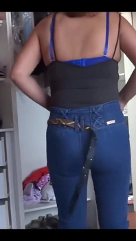 Latina menunjuk-nunjuk di hadapannya semasa dia berpakaian dalam seluar jeans ketat, berbohong di atas katilnya dan membenarkannya menikmati pantat besarnya, menjilat hanya