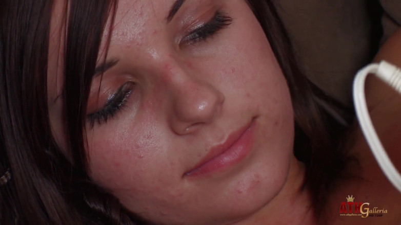 ATK Fans (Solo): Onanerar Madison Spears når orgasm vid casting