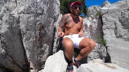 Ridley Dovarez | Gaysight: Mathieu Ferhati zich aftrekken op de rotsen