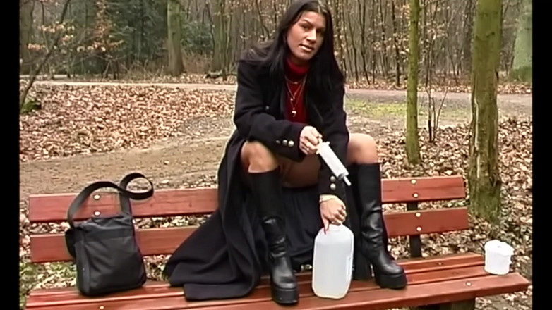 Enema Extreme And Top Girls: Клізму сексуальні дівчата та літри води з тугих дуп