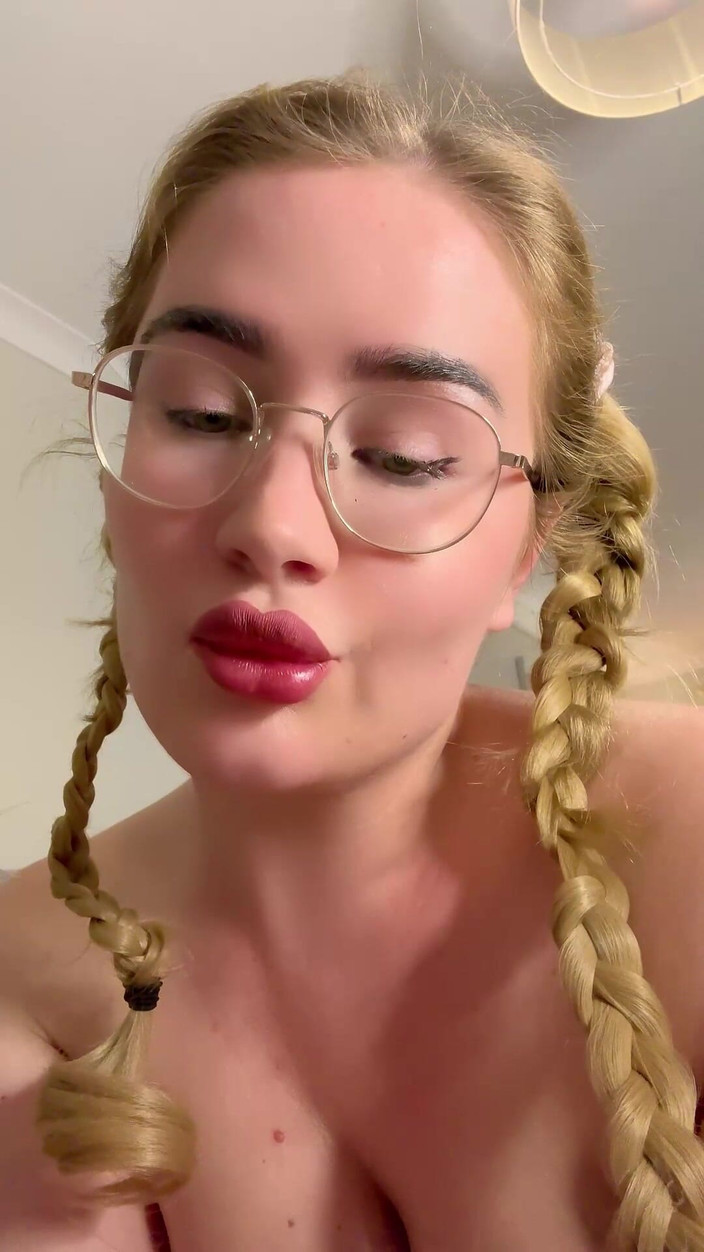 JessieHH: Strip provocando com óleo nos meus peitos degradando uma lésbica puta