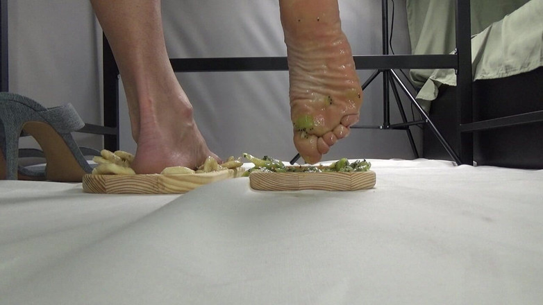 AnnaBUST: Я топчу фрукти ногами. Лижи мої ноги