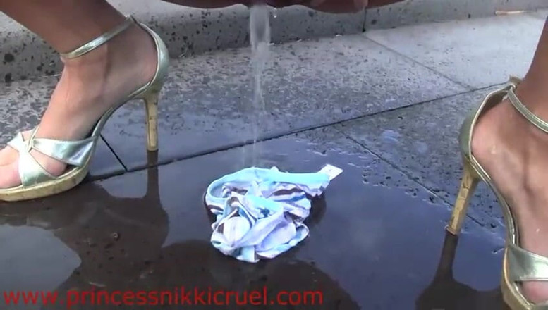 Nikky Thorne: Young princess nikki home video- pisciare divertente