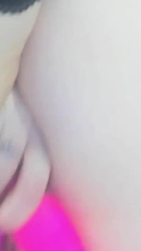 Ejaculare cu vibrator roz în orgasm cu pizdă