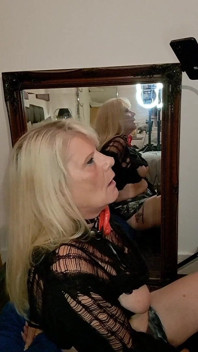 Cara com Ed ainda começa a gozar devido às habilidades de boquete de sua esposa sexy