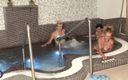 Mature NL: Senhoras maduras nuas relaxando juntas em uma sauna