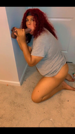 Hicktown_hoochi: På mina knä suger en BBC -dildo