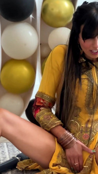 Aaliyah Yasin je nadržená při čekání na své hosty