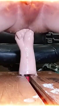 食いしん坊は手で彼のくぼみを破壊する