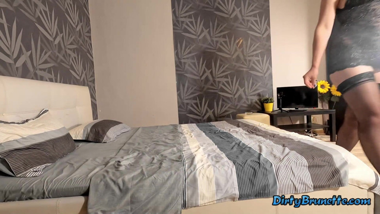 Dirty Brunette: Brunetă cu picioare lungi în ciorapi se fute cu un vibrator