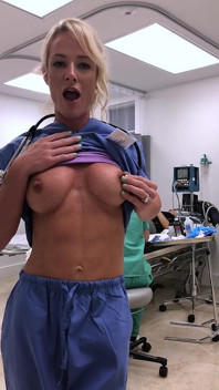 Fit MILF sjuksköterska blir avskedad för att onanera på sjukhuset