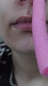 Ele brinca com meu nariz. Eu coloco uma almofada de silicone rosa fina no meu nariz e brinco com ele. Eu não sei o que é,