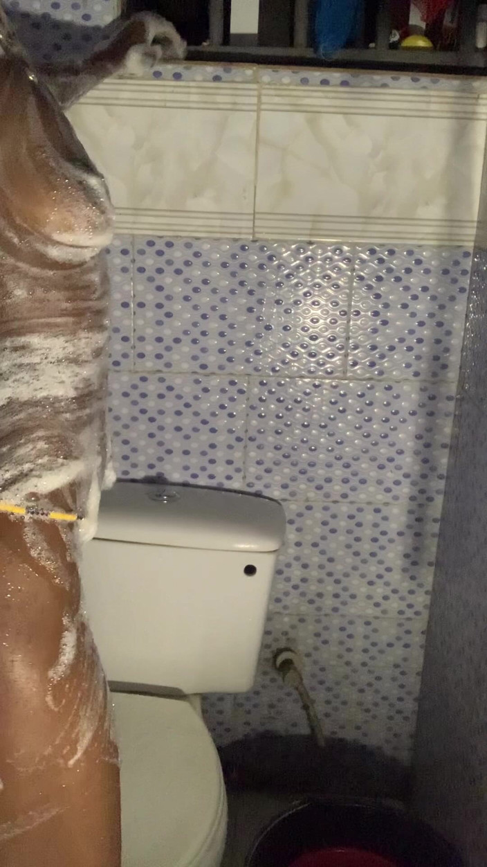 Browngurl234: 热乌木宝贝独自在浴室里的时间