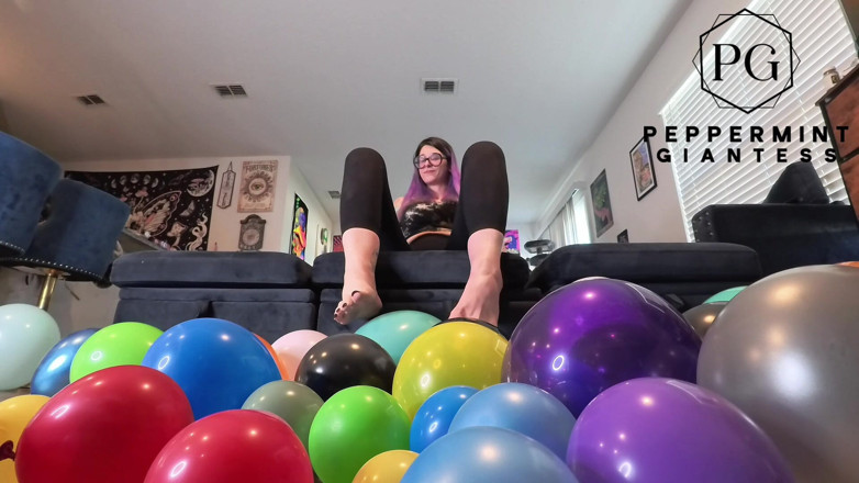 Peppermint Giantess: Giganta hace volar una bolsa entera de pequeños globos - pie...