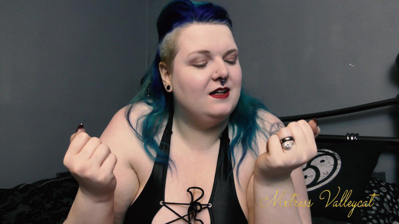 Mxtress Valleycat: Measuring my long BDSM nails
