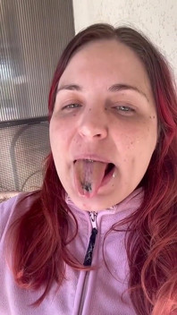 自我人类烟灰缸吐烟灰缸肮脏的脸