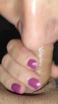 Olgun orta yaşlı seksi kadın ağzını dölle doldurana kadar sakso çekiyor