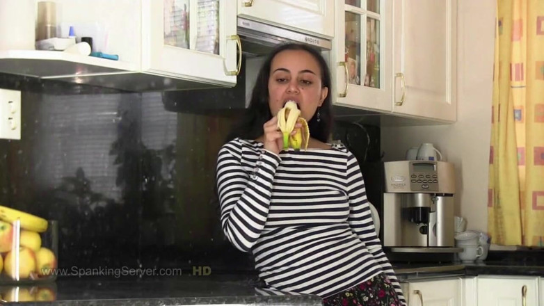 Spanking Server: Yasmeena pádlování