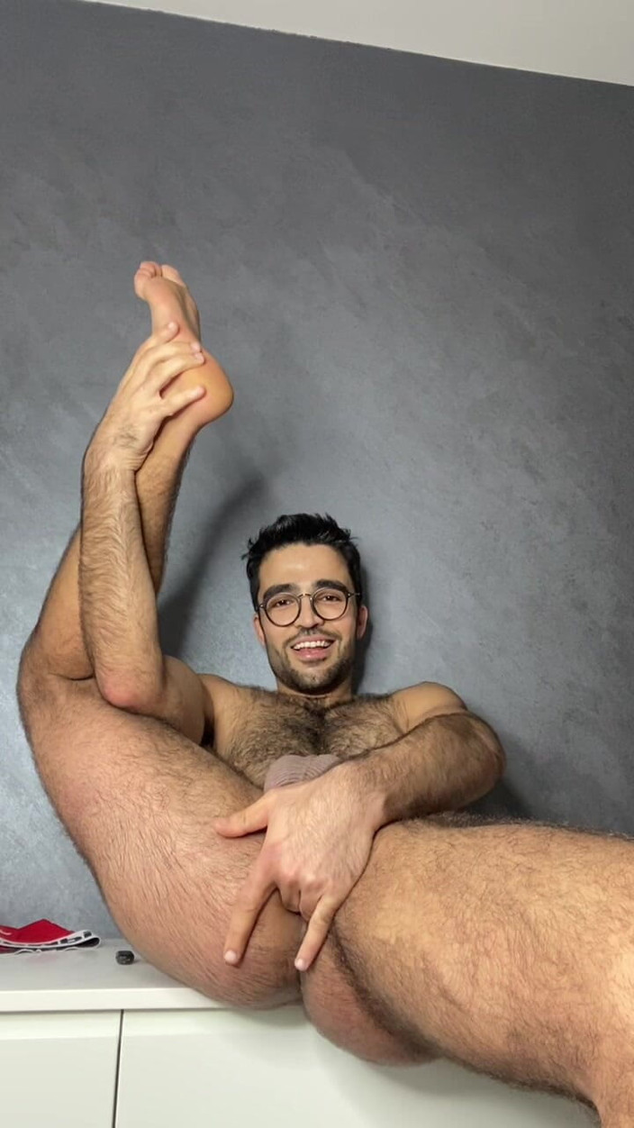 FausterRico: Ik masturbeer me veel... De vinger zit diep, de ballen...