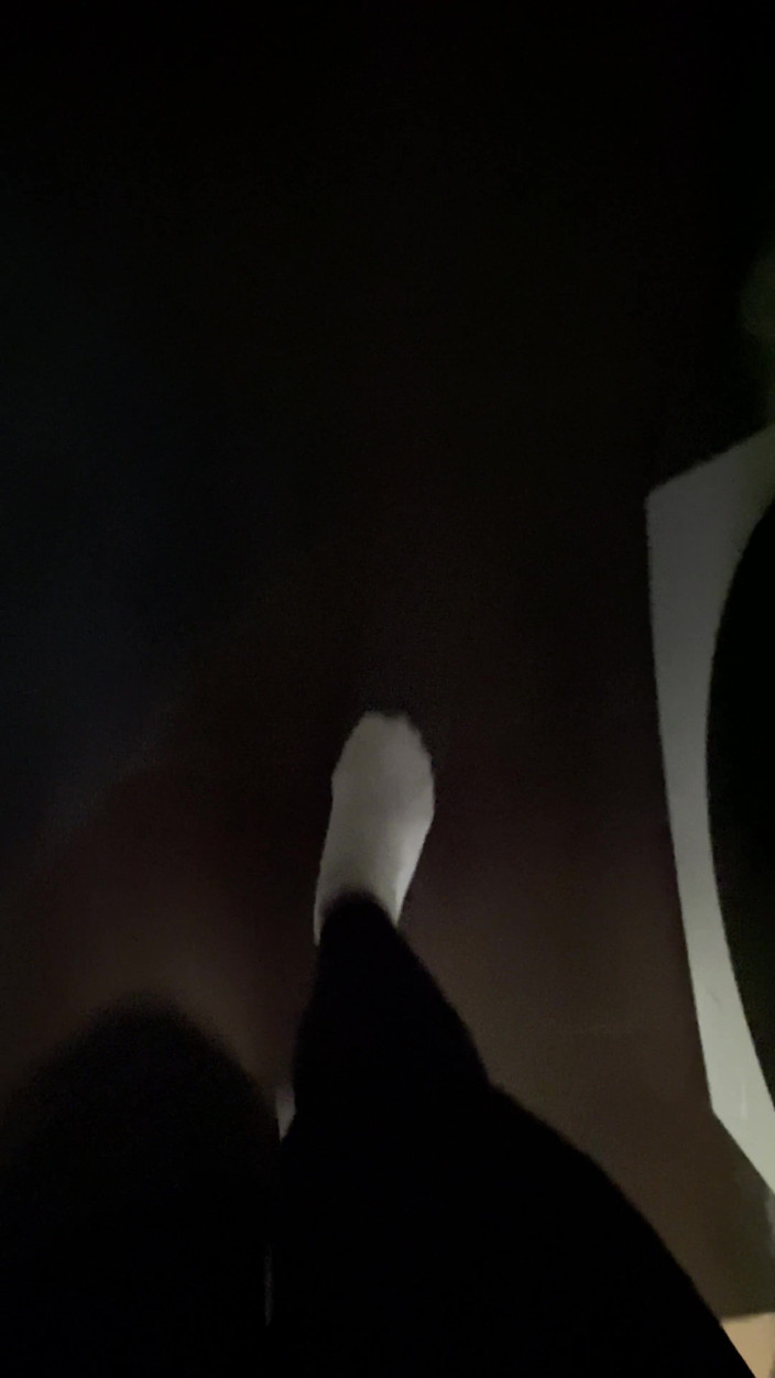 Feet: सफेद मोज़े में चलना