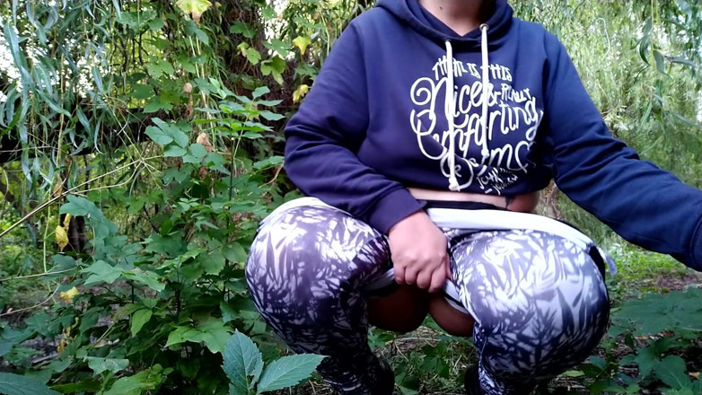 Elena: Üppige MILF, goldene dusche solo in der natur