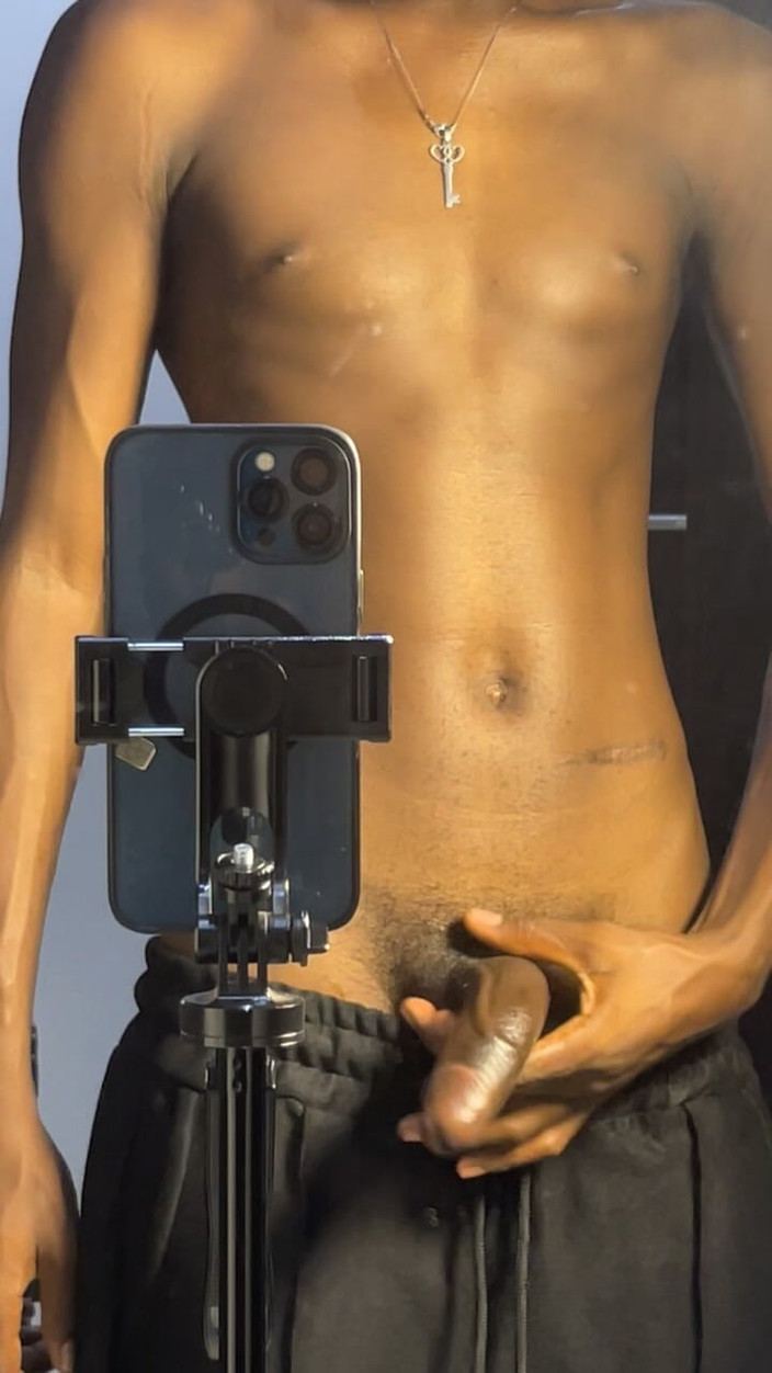 Aded-Toxic: Schlanker twink zeigt großen schwanz