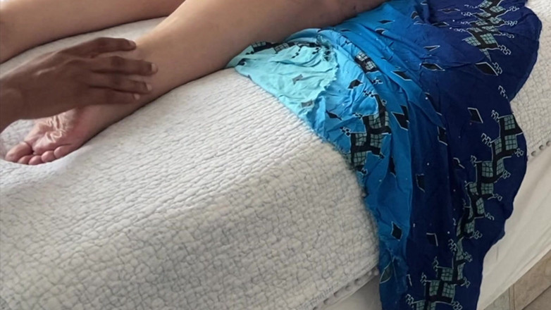 Daddykane: Milfka s horkým olejem tře mezirasový sex bez sedla