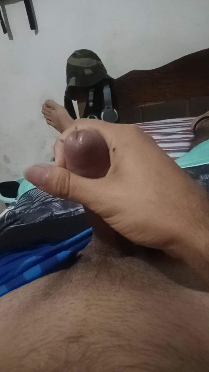 Cute boy jerks off: 18-jährige berührt seinen Penis, während seine nachbarn draußen in seinem...