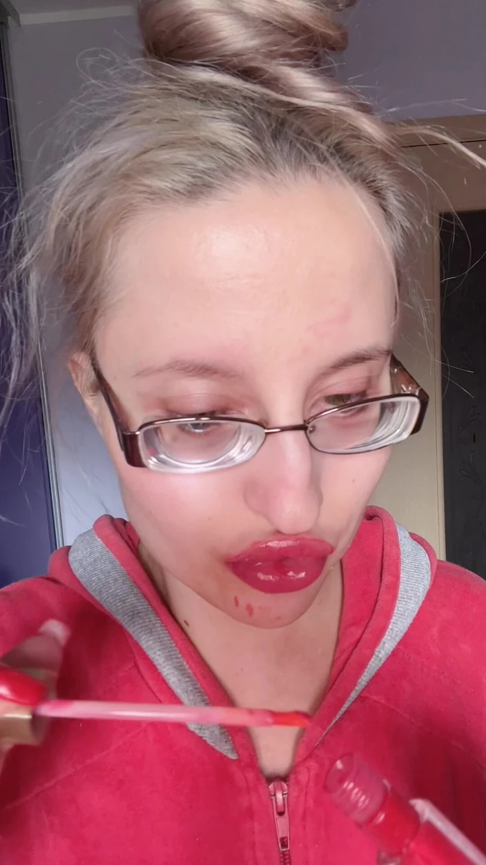 FinDom Goaldigger: Asmr isst banane, rosa lippenstift - Lippenfetisch Food fetisch Lippenstift Brillen