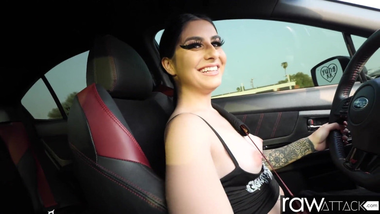 Spizoo: Auto neukinterview met tengere Kaitlyn Katsaros