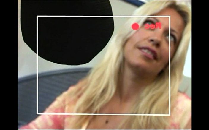 Big Tits World: Geile vollbusige MILF mit kondom und abspritzen auf den arsch...