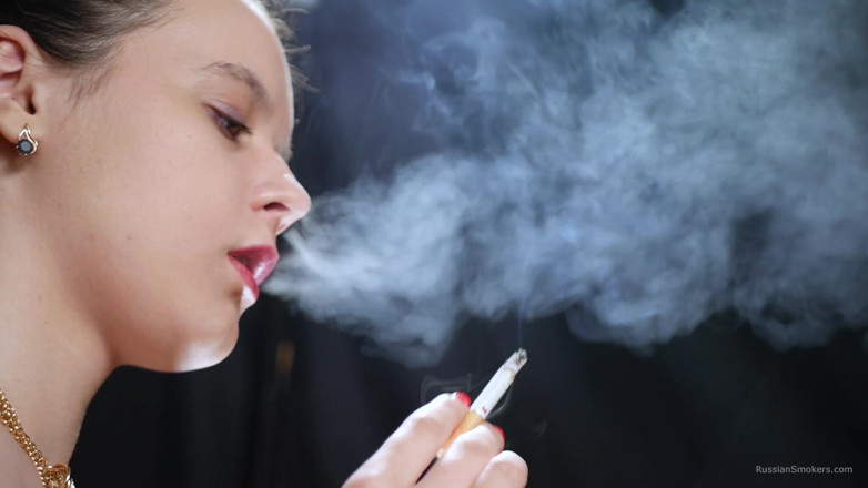 Russian Smokers: สาวสีผมบรูเน็ตเปลือยกายสูบบุหรี่ในละคร