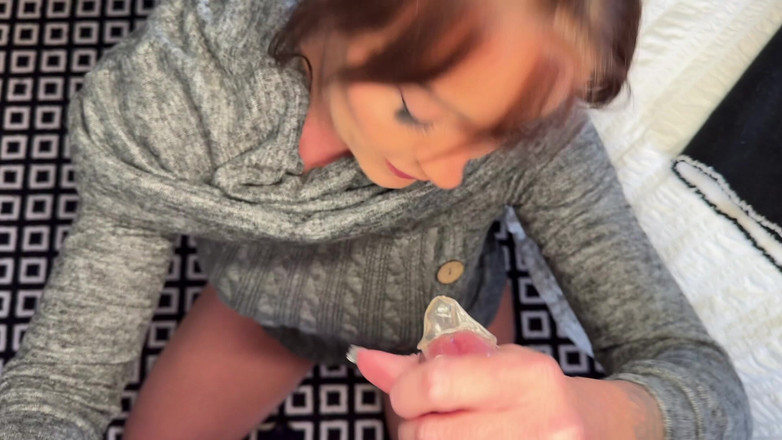 Mr Money Shot & Zoe Grey: Una ragazza arrapata succhia e scopa un cazzo duro fino...