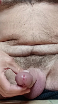 Masturbasi intim telanjang, kontol besar yang belum disunat, close up mani muncrat di kamar mandi teman-teman - rockard daddy