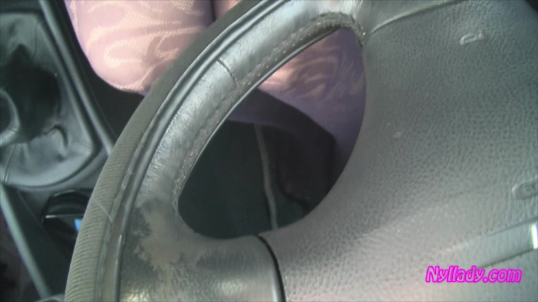 Nyllady: Nylladys Footjob zu Schaltung und Rad in gemusterter strumpfhose