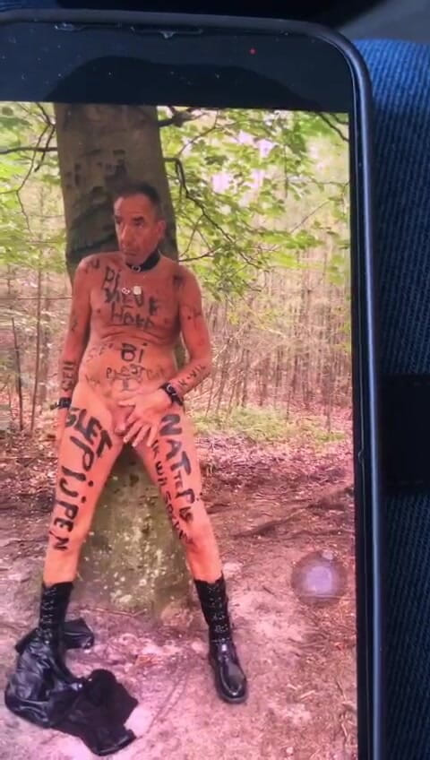 Benb Studio: सजा के रूप में एक पेड़ से बांधा