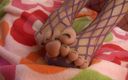 Lucky Wankerz: Брюнетка в фиолетовых чулках-сеточках трахает свою киску игрушкой