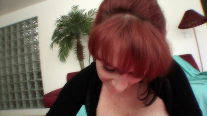 Girl on Girl: Ruiva milf mostra jovem bebê como dedilhar e lamber buceta