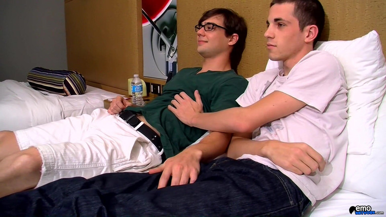 Homo Emo: 트리플 크림을 받는 정액 연인 잭