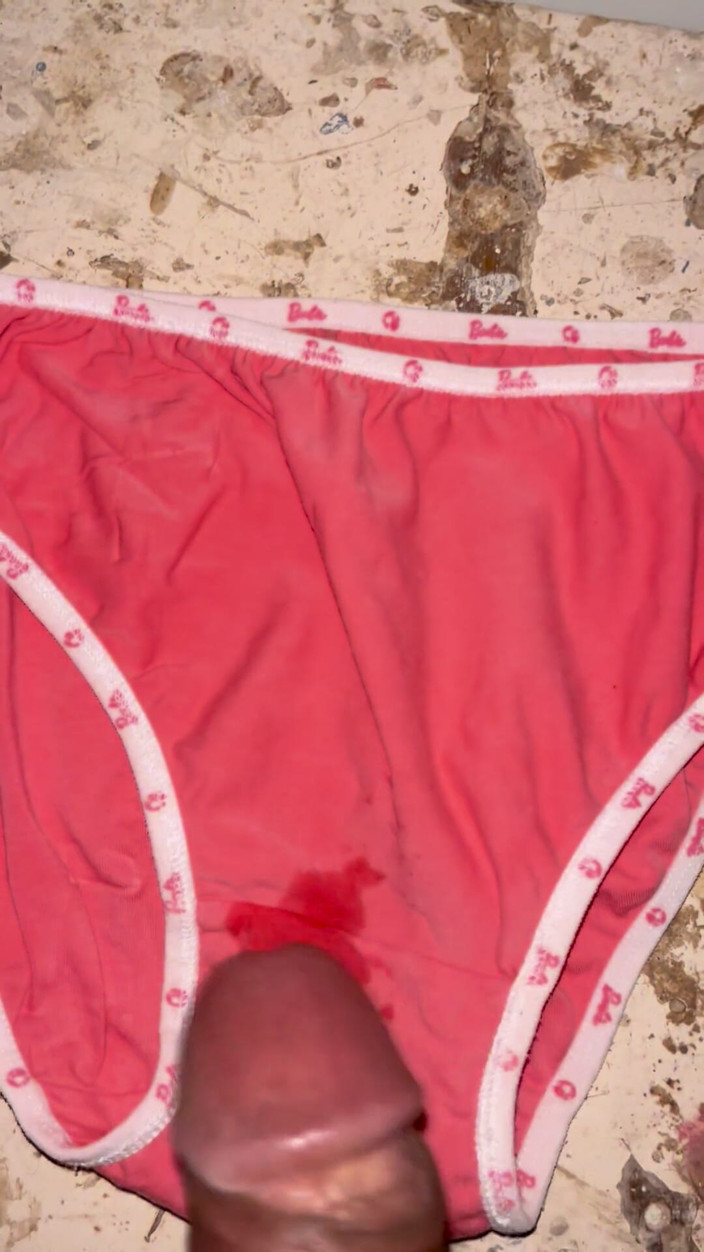 Cumlover35804: Üvey kız kardeşimin pembe külotunda döl döktüm