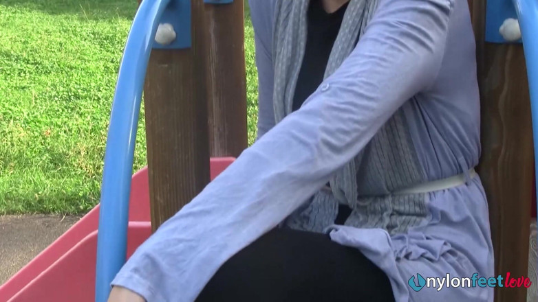 Foot Fetish HD: Christelle auf dem spielplatz